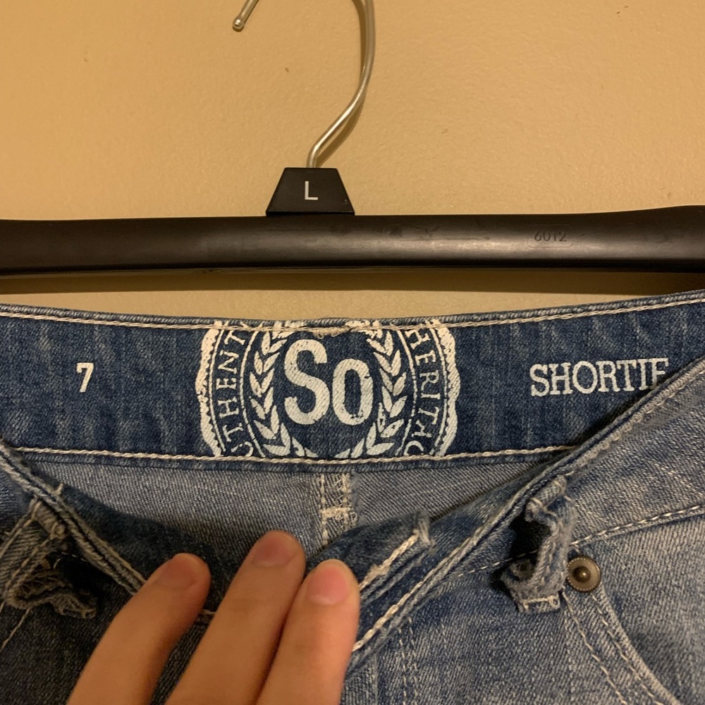 SO: Light/medium wash “shortie” shorts - Picture 4 of 5